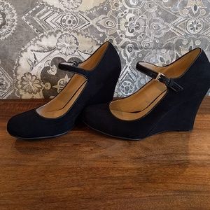 Velvet black wedges with strap